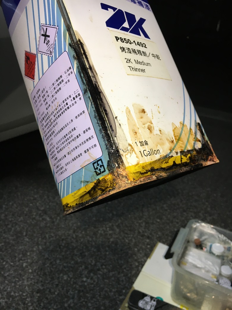 Tesla 珍珠白油漆準備