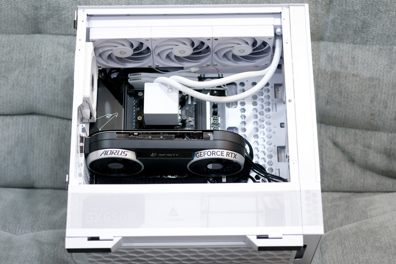 技嘉40周年限定紀念! X870 AORUS INFINITY與AORUS RTX 5070 INFINITY 12G開箱
