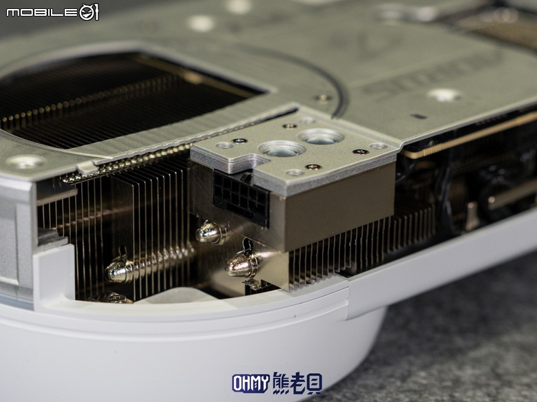 木紋 x 白色 美學！技嘉AORUS RTX5080 INFINITY WOOD