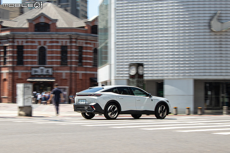Peugeot 408 小改款試駕|帥只是基本,開過更懂它的動人!