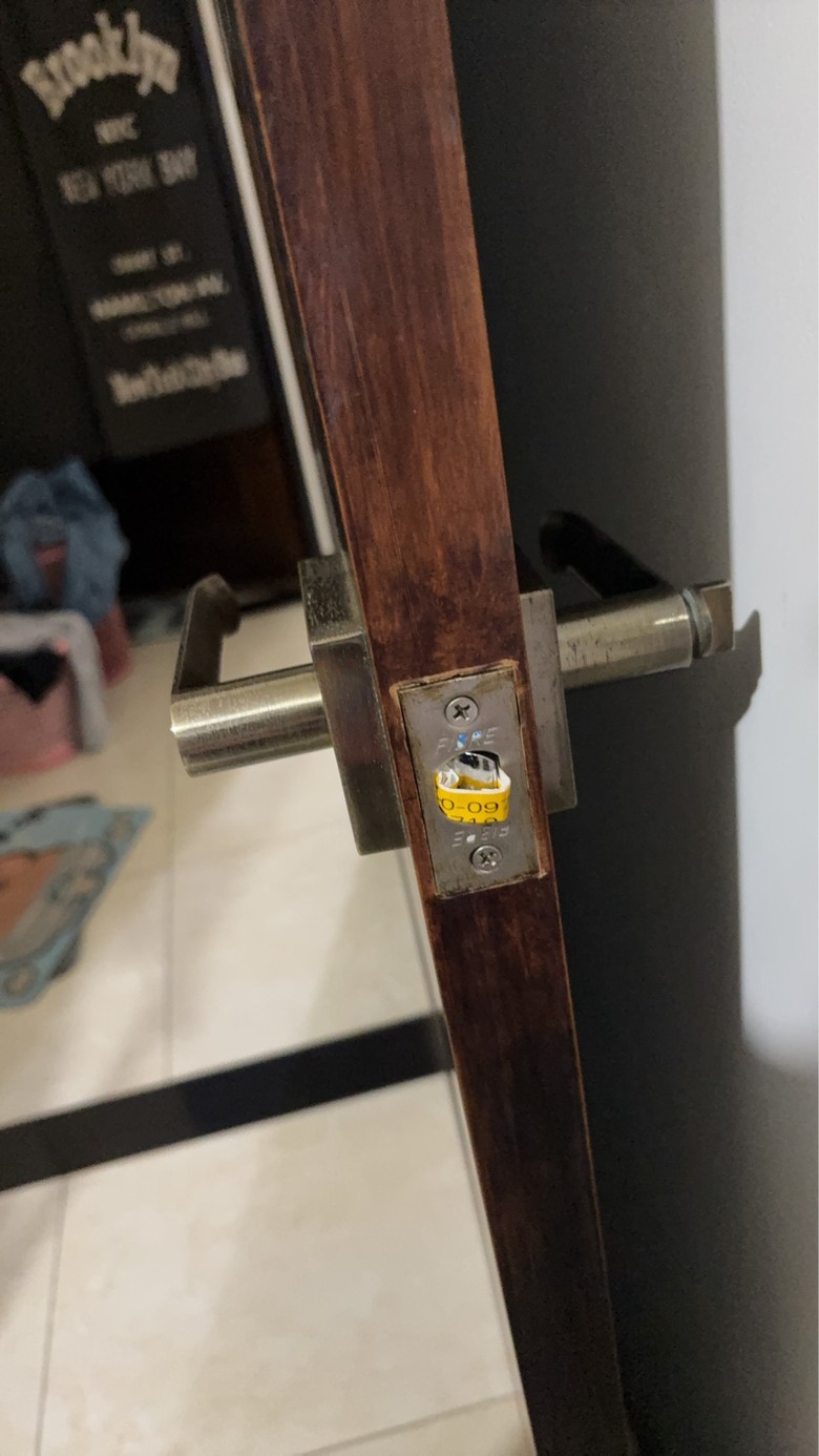 方形門把手拆不掉