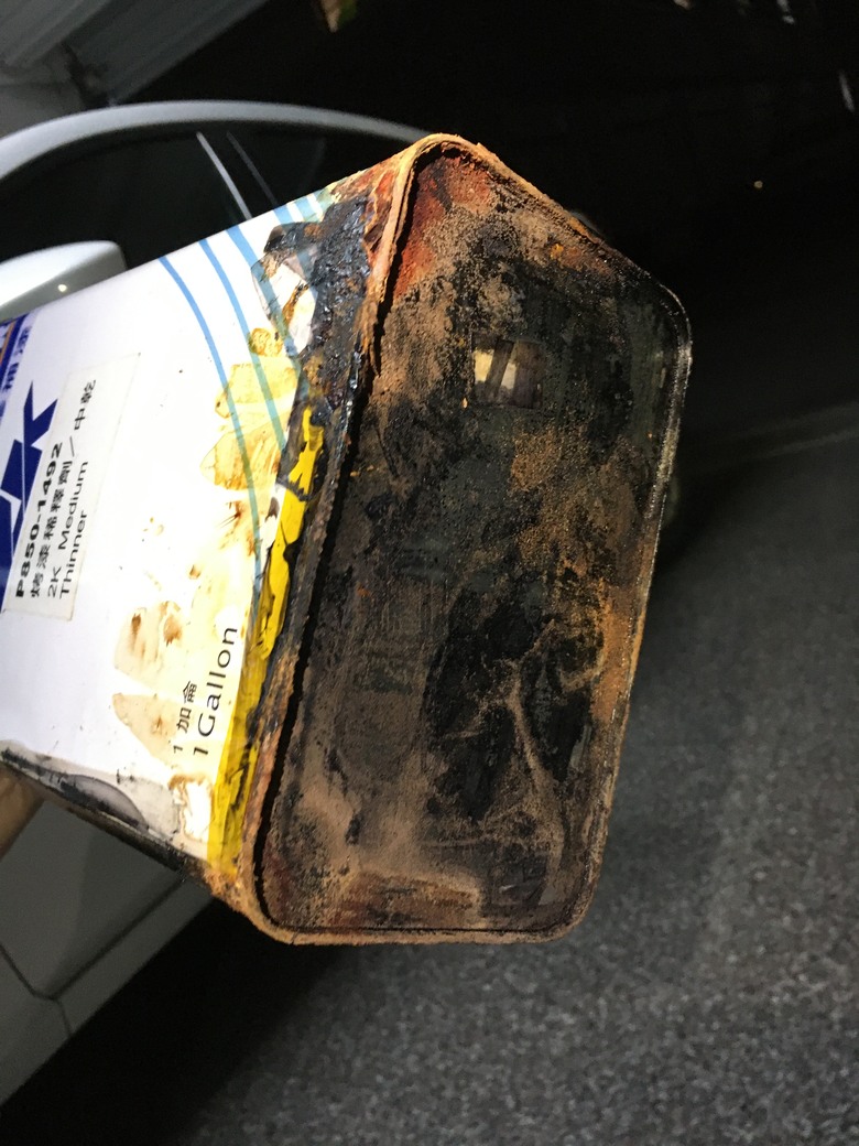 Tesla 珍珠白油漆準備