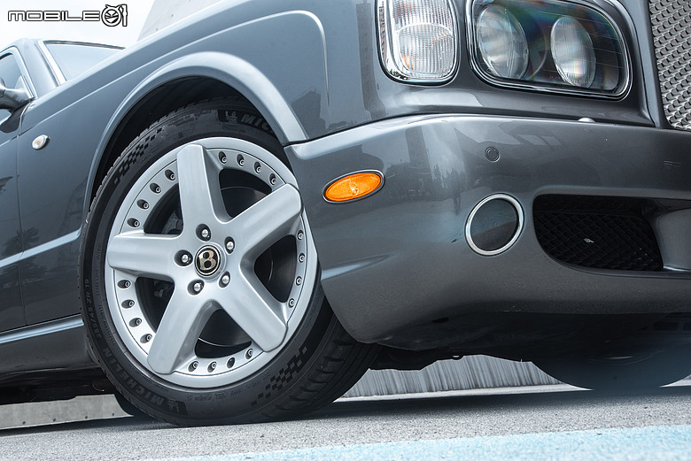老派機械與電氣化時代的相遇｜Bentley Arnage T與Flying Spur Hybrid