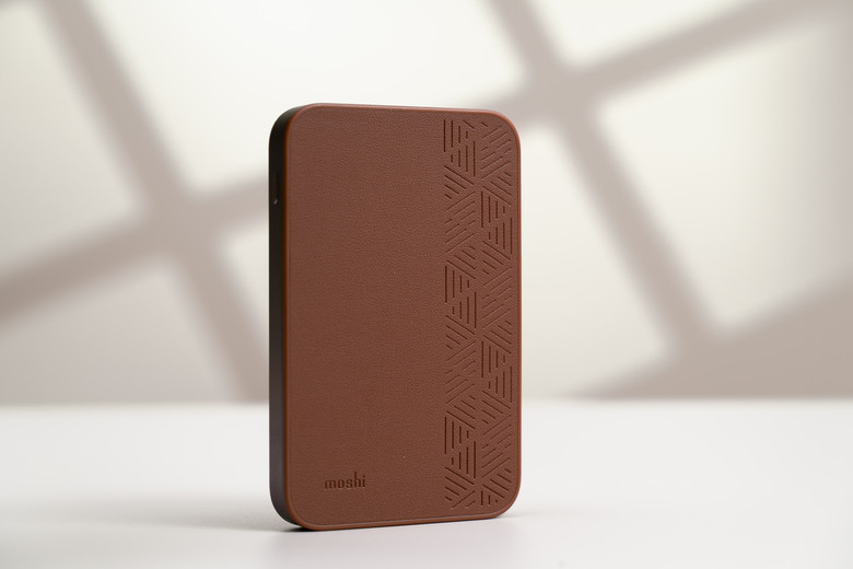【開箱測試】Moshi IonGo 5K M 磁吸無線充電行動電源┇外型獨特┇功能差強人意
