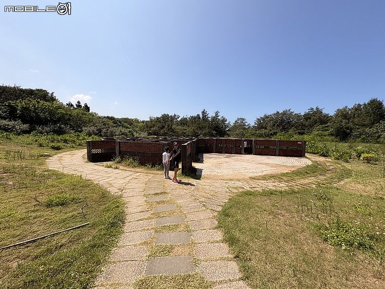 【北海岸親子踏青】走到台灣最北端上了一堂戶外課｜富貴角公園、老梅迷宮、綠石槽與富貴角燈塔