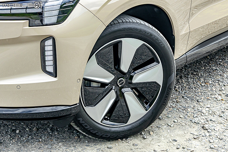 Volvo EX90 試駕|以北歐氛圍重新定義旗艦,引領品牌邁入新世紀的純電七人休旅!