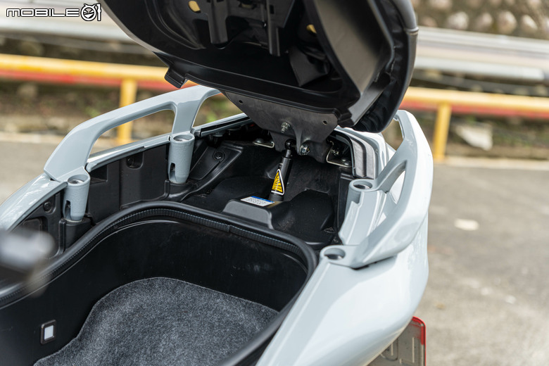 YAMAHA TMAX 560 TECH MAX 試駕｜羊皇無須多言，無可取代的王者