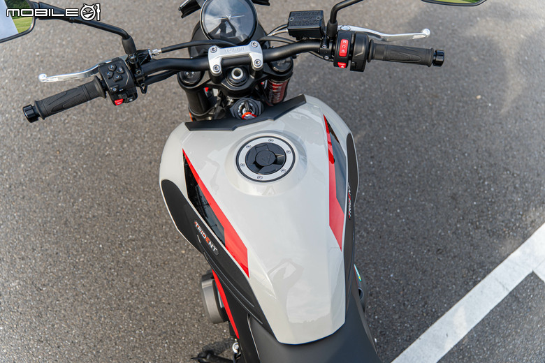 點我看大圖 Triumph Trident 800 試駕|西裝暴徒展新貌,三缸魅力任逍遙