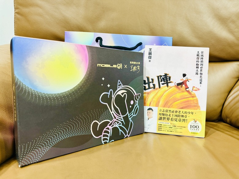 一盒中秋,兩品鳳梨風景|Mobile01 × 王鵬傑聯名中秋禮盒
