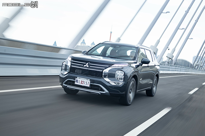 Mitsubishi 第四代小改款 Outlander 試駕｜四驅、5+2人座通通有，頂規直接給你大滿配！