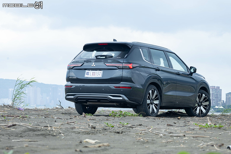 Mitsubishi 第四代小改款 Outlander 試駕｜四驅、5+2人座通通有，頂規直接給你大滿配！