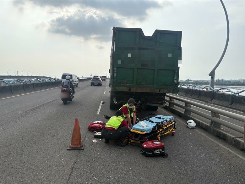 高屏大橋 重機追撞大貨車 騎士撞進車斗慘死