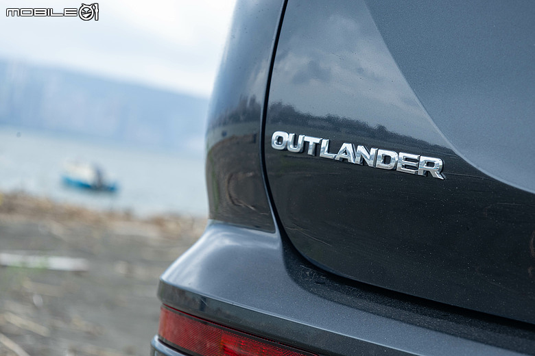 Mitsubishi 第四代小改款 Outlander 試駕｜四驅、5+2人座通通有，頂規直接給你大滿配！