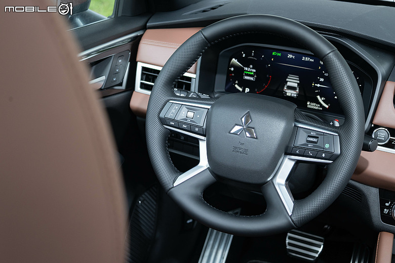 Mitsubishi 第四代小改款 Outlander 試駕｜四驅、5+2人座通通有，頂規直接給你大滿配！