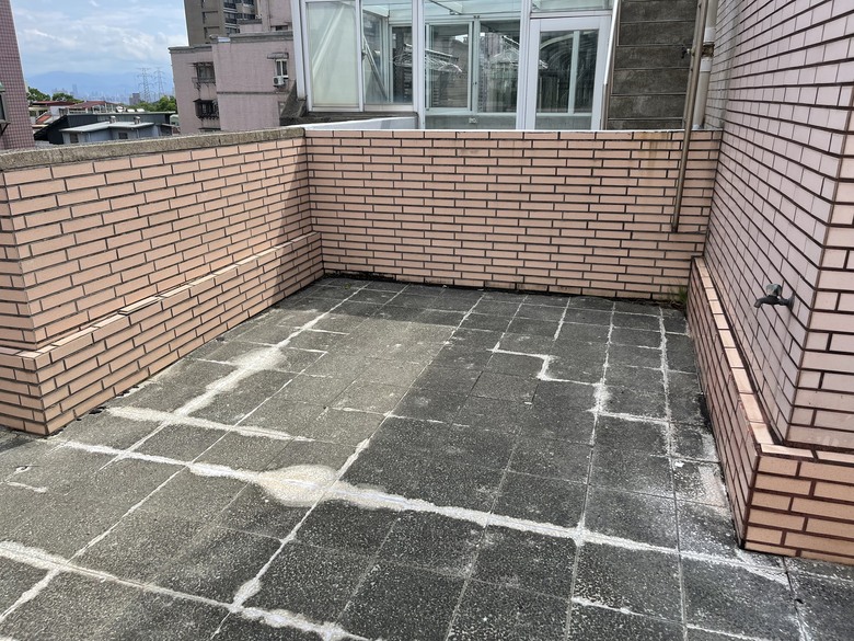 【第一次看老屋：屋主越講越開心，設計師臉色卻越來越白……OS：預算爆了，要說嗎？他還在興奮ㄟ，我……  疑~!大門沒關上有個縫ㄟ!】