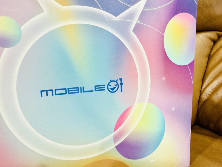 一盒中秋,兩品鳳梨風景|Mobile01 × 王鵬傑聯名中秋禮盒