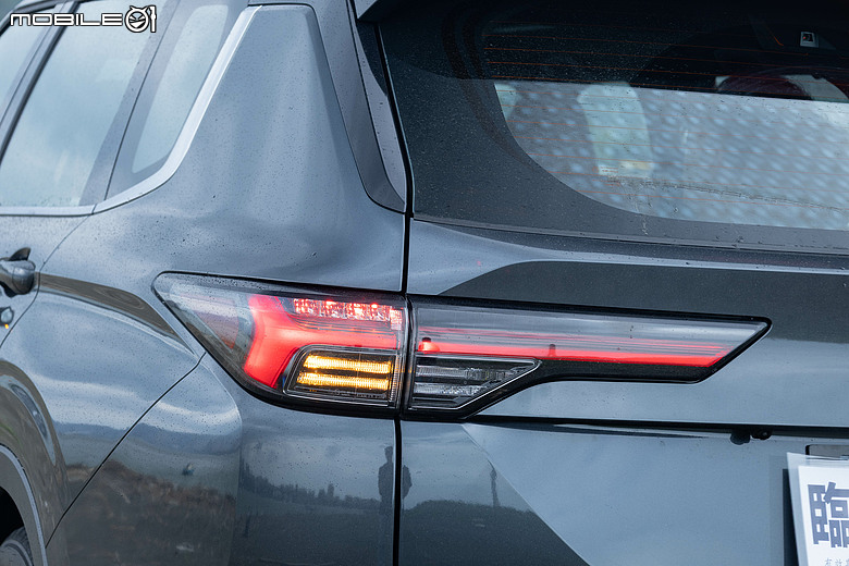 Mitsubishi 第四代小改款 Outlander 試駕｜四驅、5+2人座通通有，頂規直接給你大滿配！