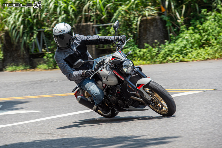 點我看大圖 Triumph Trident 800 試駕|西裝暴徒展新貌,三缸魅力任逍遙