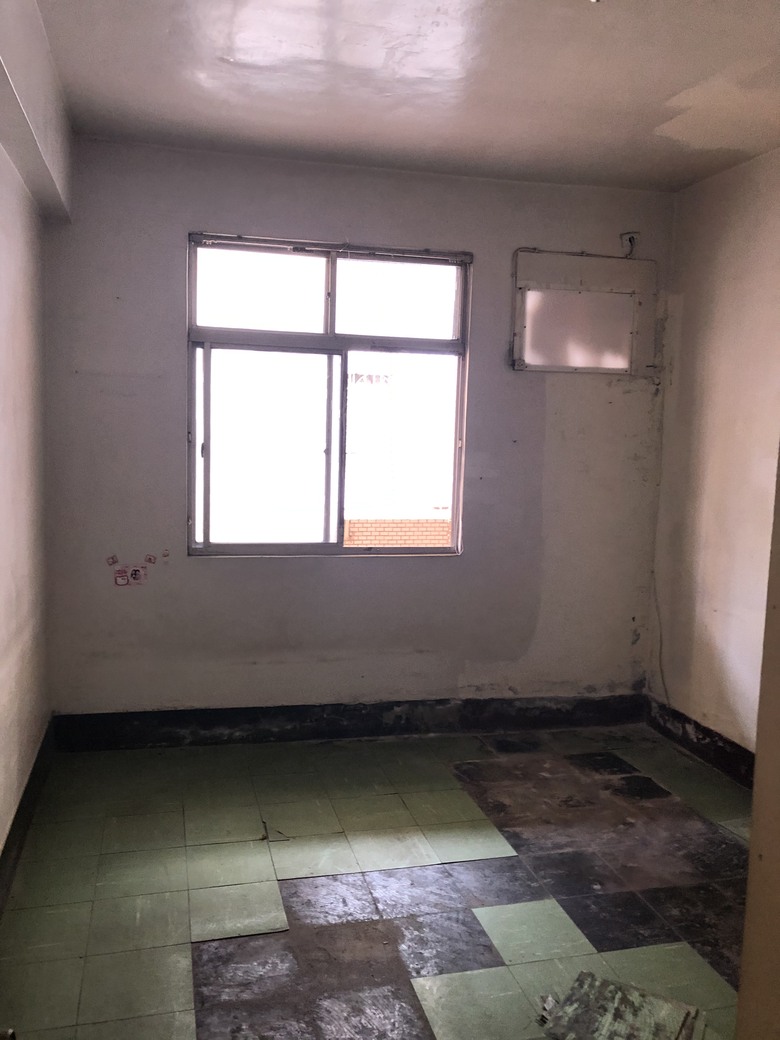【第一次看老屋:屋主越講越開心,設計師臉色卻越來越白……OS:預算爆了,要說嗎?他還在興奮ㄟ,我…… 疑~!大門沒關上有個縫ㄟ!】