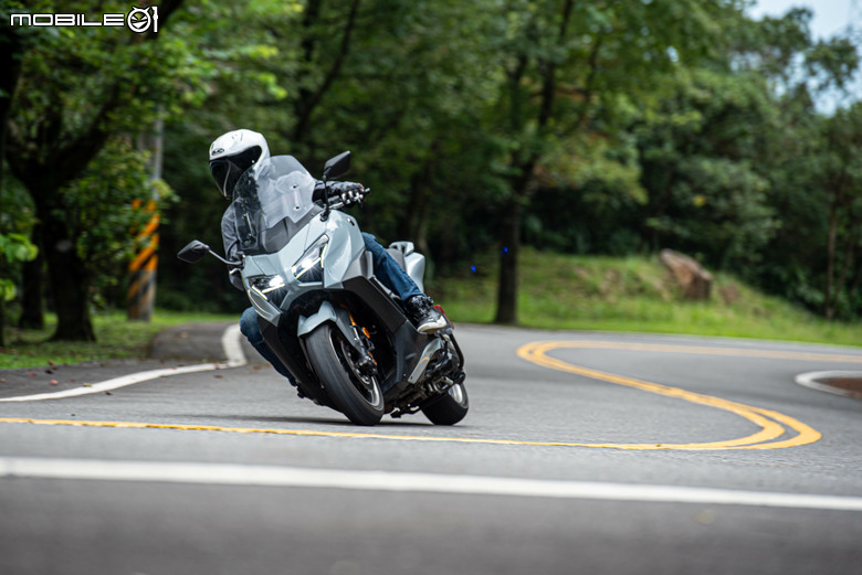 YAMAHA TMAX 560 TECH MAX 試駕｜羊皇無須多言，無可取代的王者