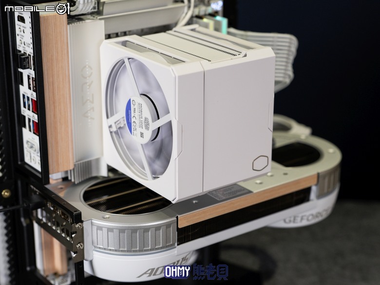 木紋 x 白色 美學！技嘉AORUS RTX5080 INFINITY WOOD