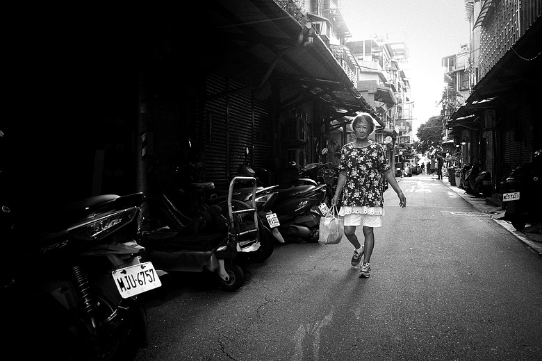 重新發現黑白的魅力｜台灣街頭攝影｜Ricoh GR IV Monochrome