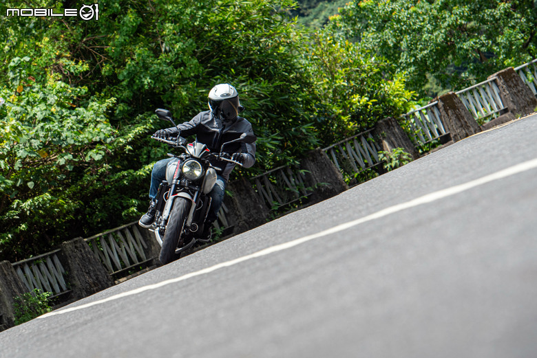 點我看大圖 Triumph Trident 800 試駕|西裝暴徒展新貌,三缸魅力任逍遙