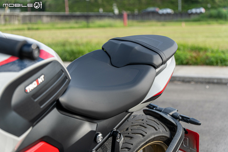點我看大圖 Triumph Trident 800 試駕|西裝暴徒展新貌,三缸魅力任逍遙