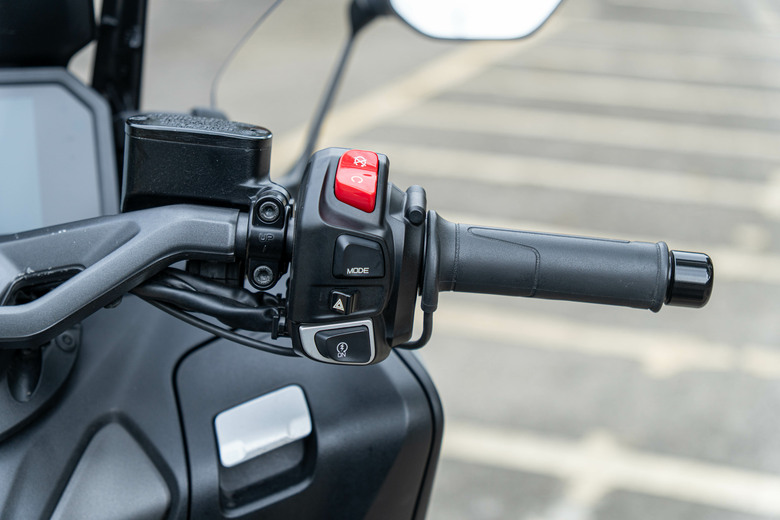 YAMAHA TMAX 560 TECH MAX 試駕｜羊皇無須多言，無可取代的王者