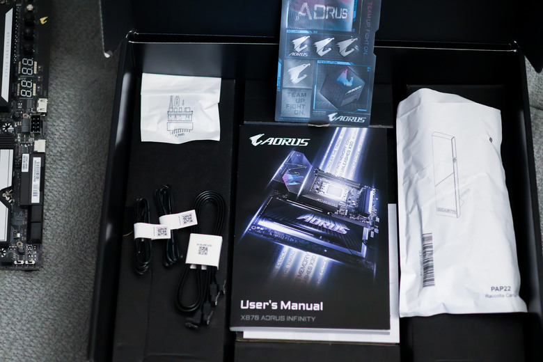 技嘉40周年限定紀念! X870 AORUS INFINITY與AORUS RTX 5070 INFINITY 12G開箱