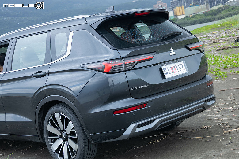 Mitsubishi 第四代小改款 Outlander 試駕｜四驅、5+2人座通通有，頂規直接給你大滿配！