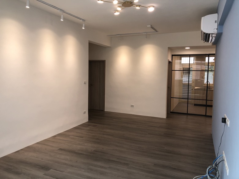 【第一次看老屋:屋主越講越開心,設計師臉色卻越來越白……OS:預算爆了,要說嗎?他還在興奮ㄟ,我…… 疑~!大門沒關上有個縫ㄟ!】
