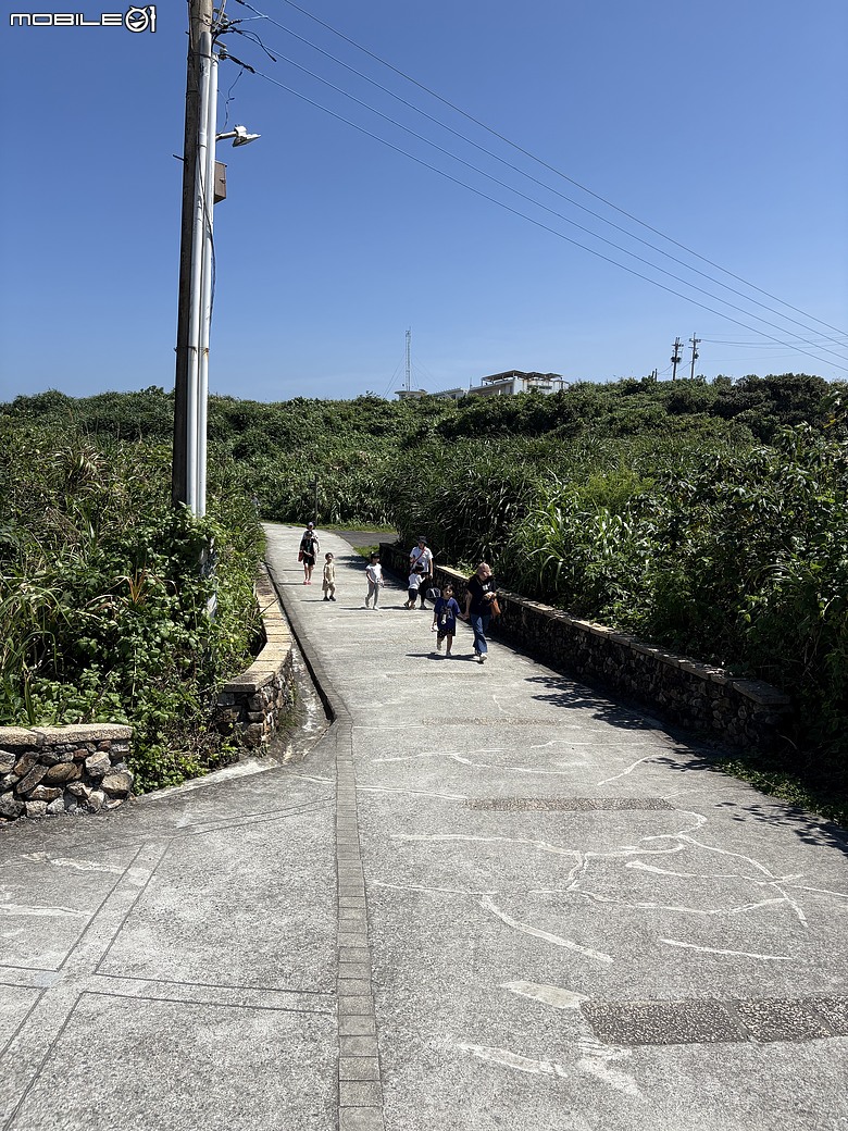 【北海岸親子踏青】走到台灣最北端上了一堂戶外課｜富貴角公園、老梅迷宮、綠石槽與富貴角燈塔