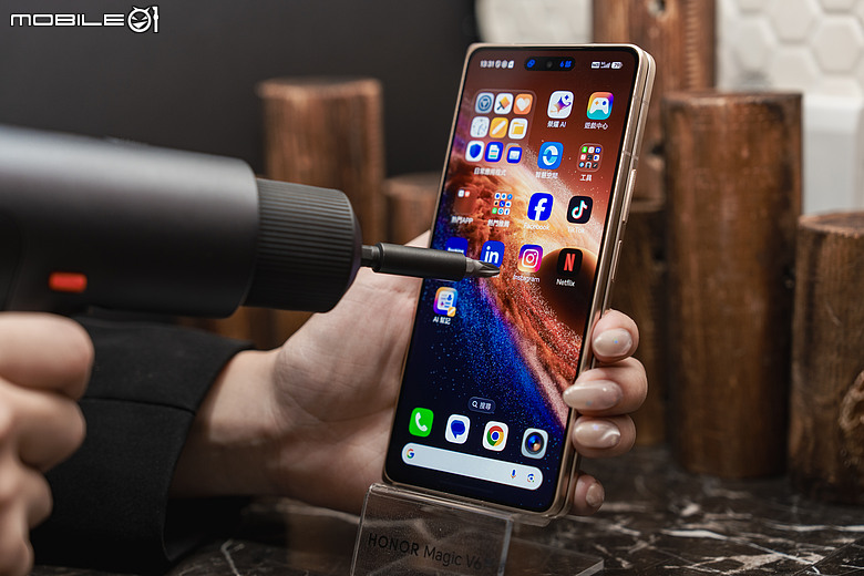 HONOR Magic V6 首款旗艦摺疊在台上市,售價 65,990 元