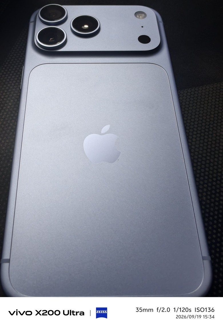 18 Pro Max 藍色 簡易開箱 【3F 增加 鳴潮 拉海洛跑圖測試】