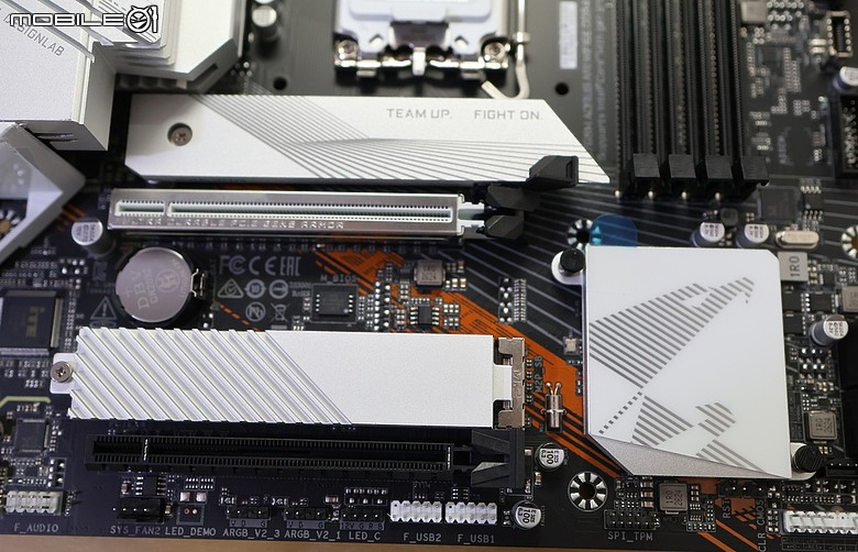 點我看大圖 雕妹帶著 D4 繼續戰 B760M AORUS ARI WIFI6E DDR4