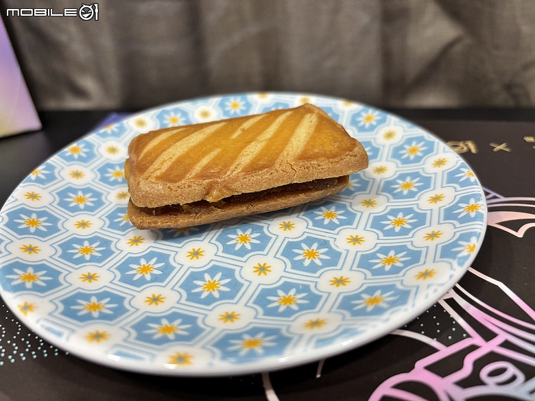 點我看大圖 【開箱+閱讀】Mobile01 中秋禮盒裡的意外驚喜|莎士比亞烘焙坊 × 王鵬傑《出陣》