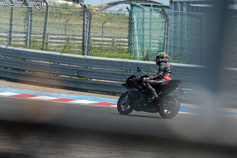 點我看大圖 YAMAHA YZF R3/R9賽道試駕|親和雙缸與靈動三缸,全面釋放R DNA極限性能