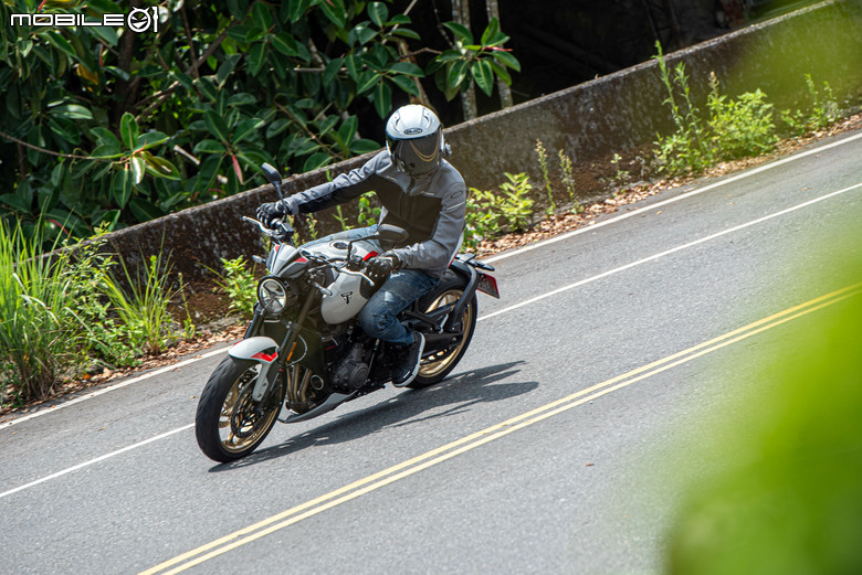 點我看大圖 Triumph Trident 800 試駕|西裝暴徒展新貌,三缸魅力任逍遙