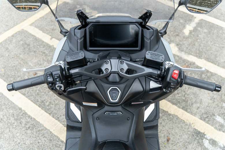 YAMAHA TMAX 560 TECH MAX 試駕｜羊皇無須多言，無可取代的王者