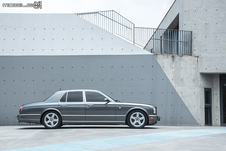 老派機械與電氣化時代的相遇｜Bentley Arnage T與Flying Spur Hybrid