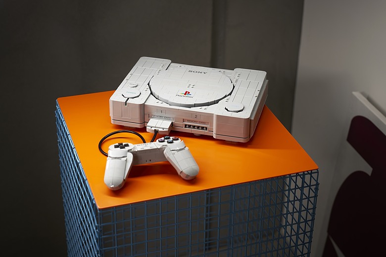初代 PlayStation 變成樂高!近 1:1 比例還原,主機內藏《跑車浪漫旅》、《抓猴》彩蛋
