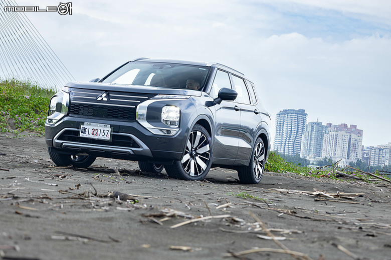 Mitsubishi 第四代小改款 Outlander 試駕｜四驅、5+2人座通通有，頂規直接給你大滿配！