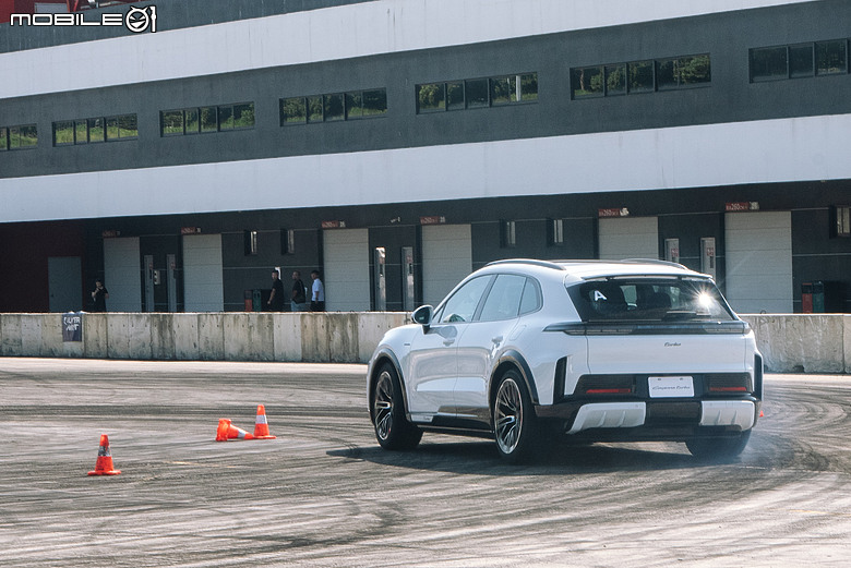 Porsche Cayenne S Electric 試駕|操控本色依舊,科技座艙更令人驚艷!