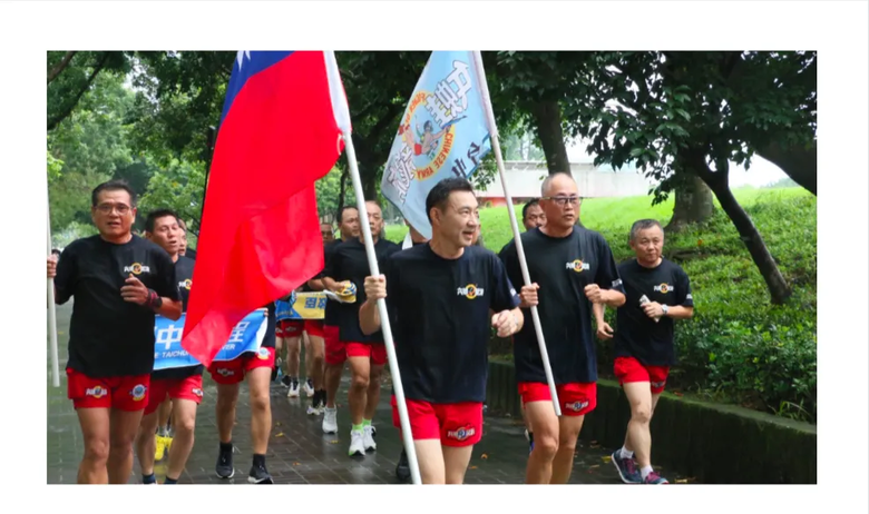 選舉的時候❤️國民黨就會舉起中華民國國旗❤️但從來都不敢反共❤️ 國民黨眼中的國旗是騙票用的.❤️只有國民黨選民看不清