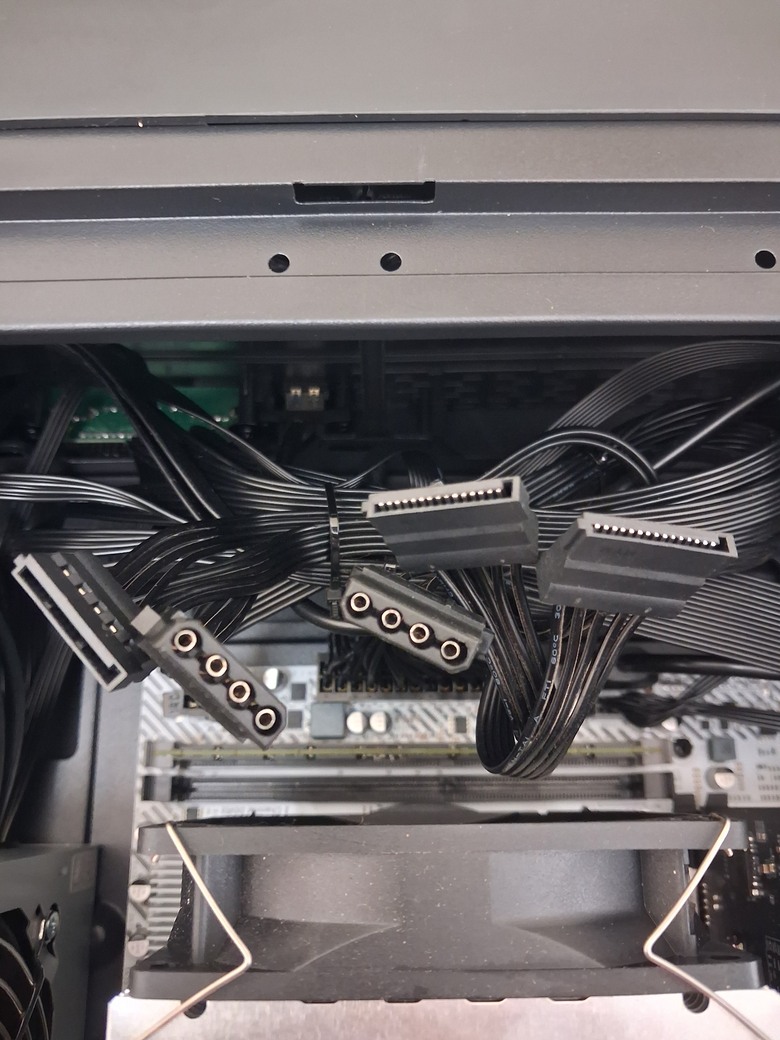 請問我電腦的這一顆電供，可以加裝要外接電源的獨立顯卡嗎？