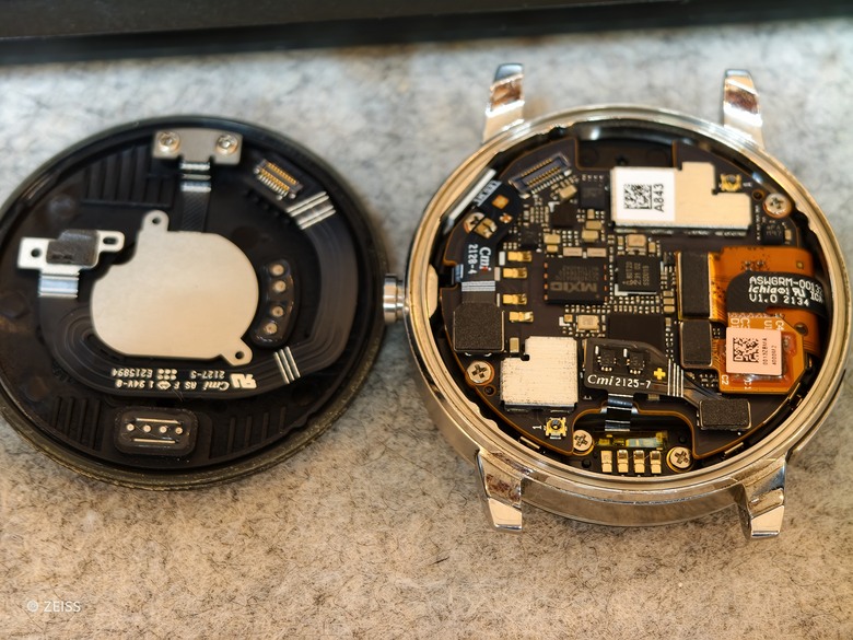 [請益 - 運動手錶維修] 手錶無法充電，拆開後發現接點簧片斷了