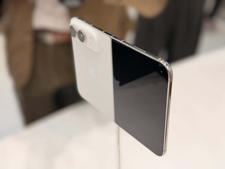 蘋果 iPhone Duo／iPhone 18 Pro／Apple Watch Series 12 實機快速動眼看 螢幕摺痕真的明顯嗎？
