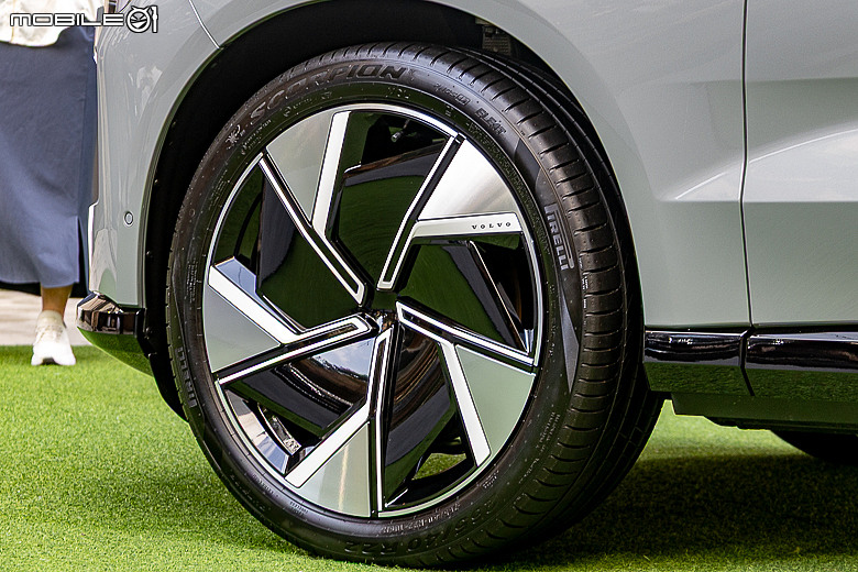 【採訪】Volvo EX90 295 萬元起上市,首月入主 Plus 車型享 3 萬元升級雙前座冷熱通風座椅!