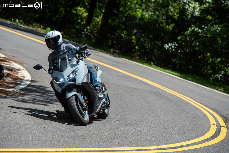 YAMAHA TMAX 560 TECH MAX 試駕｜羊皇無須多言，無可取代的王者